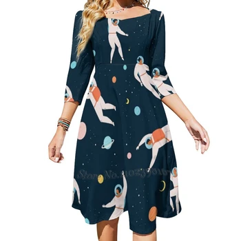 Model svemirske avanture sa slikom žene, muškarci i astronauta, исследующего haljina s trga cutaway, slatka slobodan haljine sa po cijeloj površini, elegantan plaža college